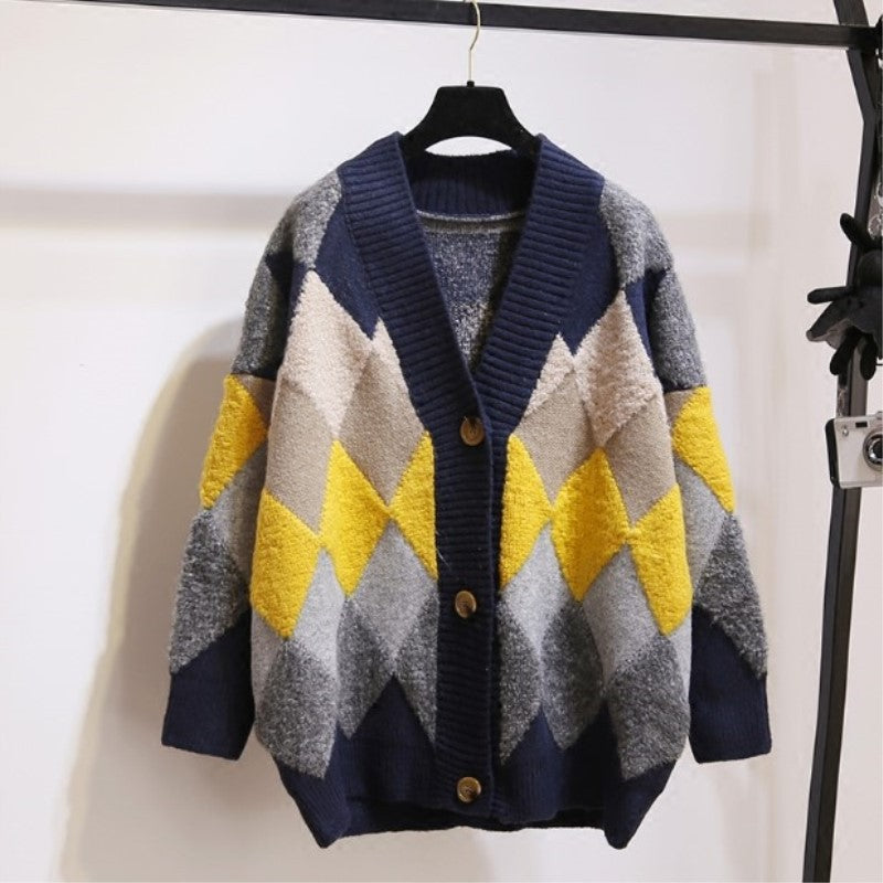 Thick knit cardigan for women with a striking diamond pattern and a chic and stylish buttonless design