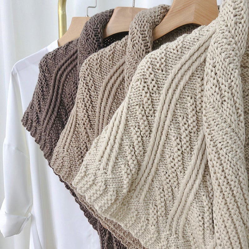 Chic und Stil | Écharpe en tricot triangle avec boucle en cuir