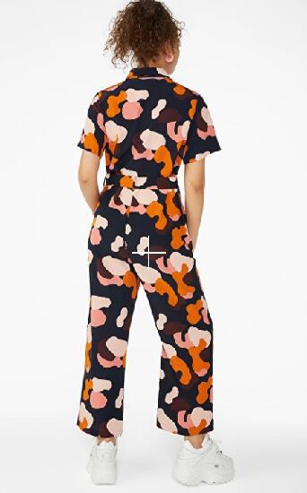 Dame combinaison avec motif de couleur stylé et coupe ventilée Chic und Stil