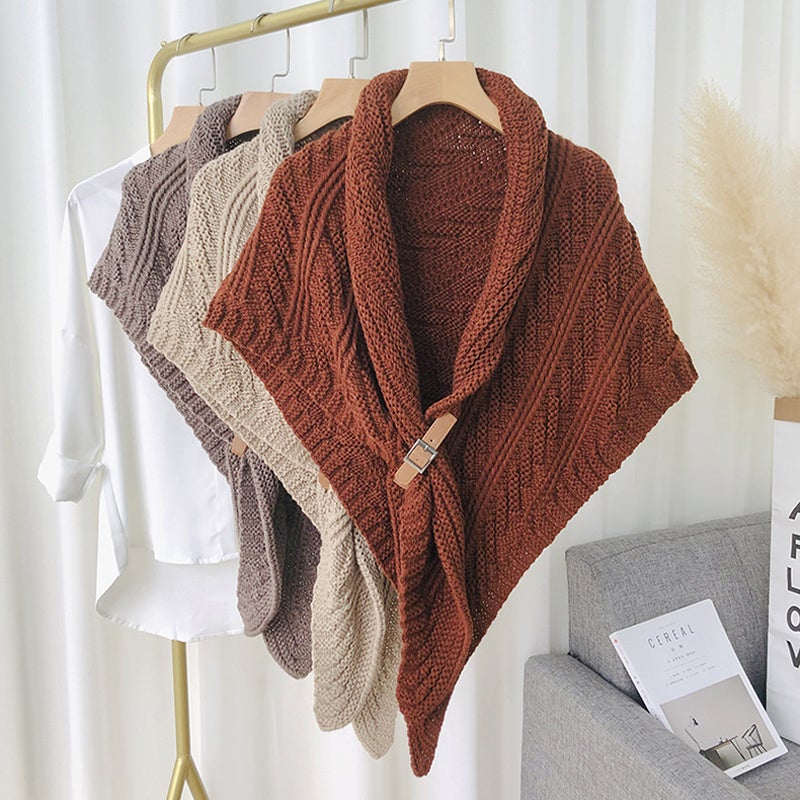 Chic und Stil | Écharpe en tricot triangle avec boucle en cuir