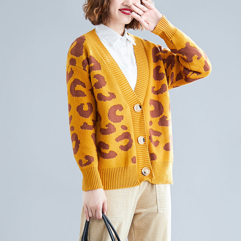 Dames gros tricot cardigan avec un motif léopard frappant et de grands détails de boutons Chic und Stil