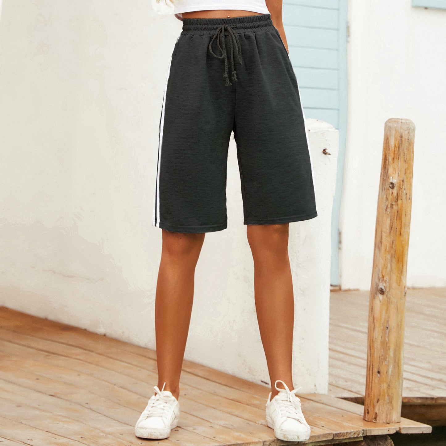 Shorts de sport pour femmes avec poches latérales pratiques et taille élastique Chic und Stil
