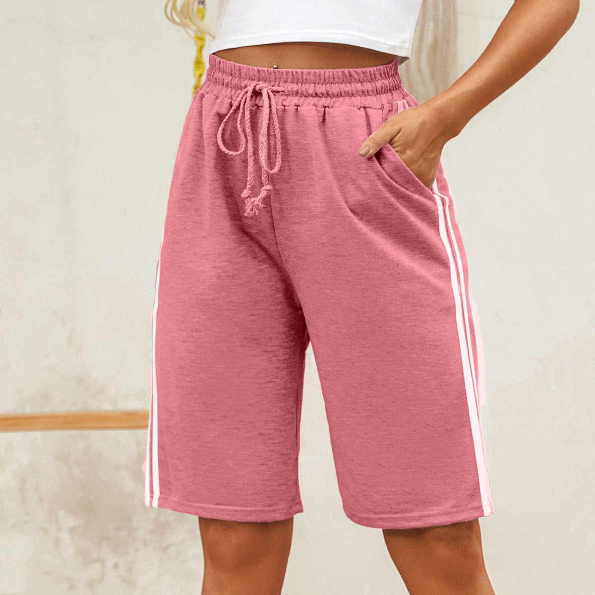 Shorts de sport pour femmes avec poches latérales pratiques et taille élastique Chic und Stil