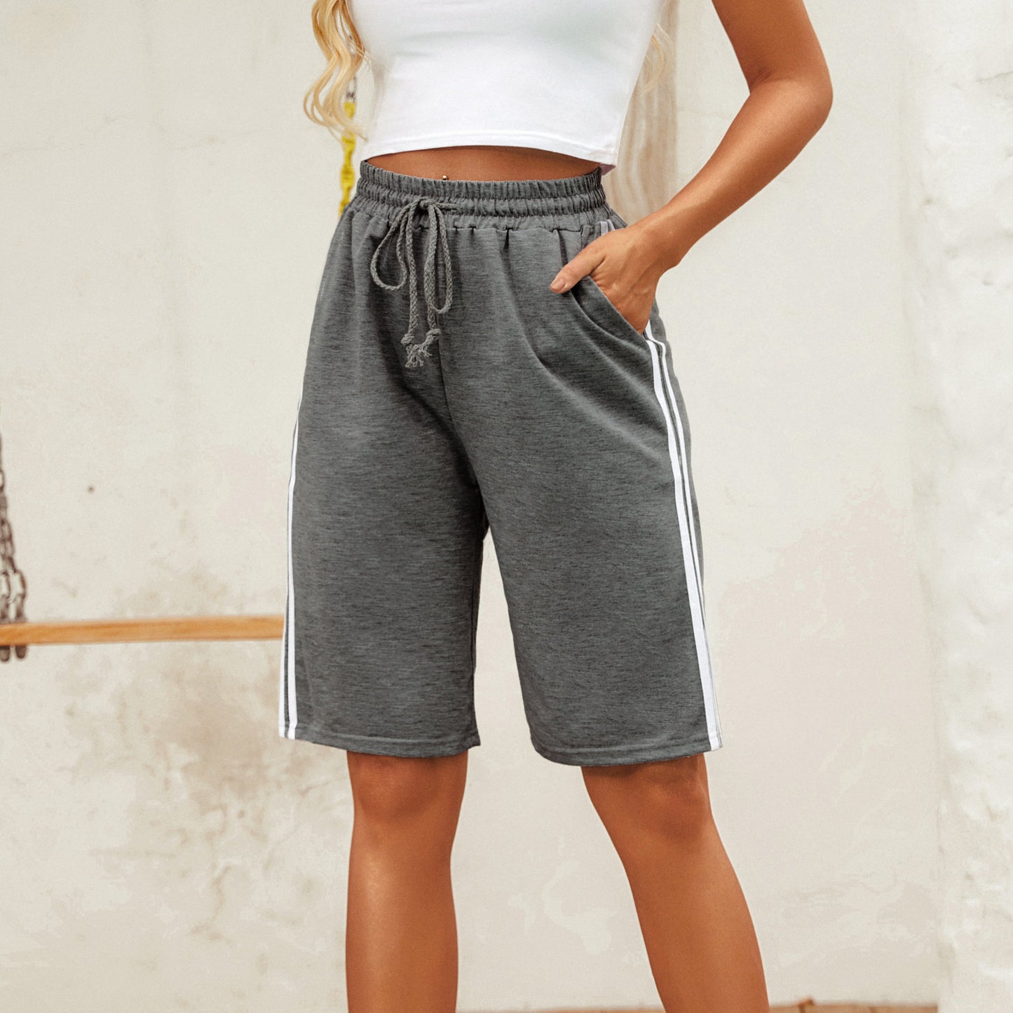 Shorts de sport pour femmes avec poches latérales pratiques et taille élastique Chic und Stil