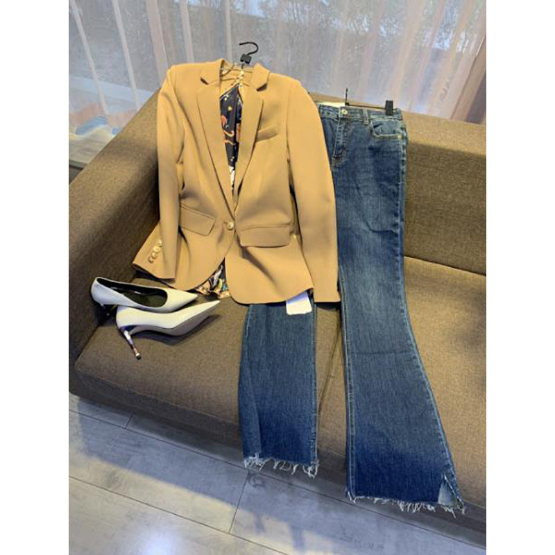 Blazer féminin ajusté avec des détails élégants en or Chic und Stil
