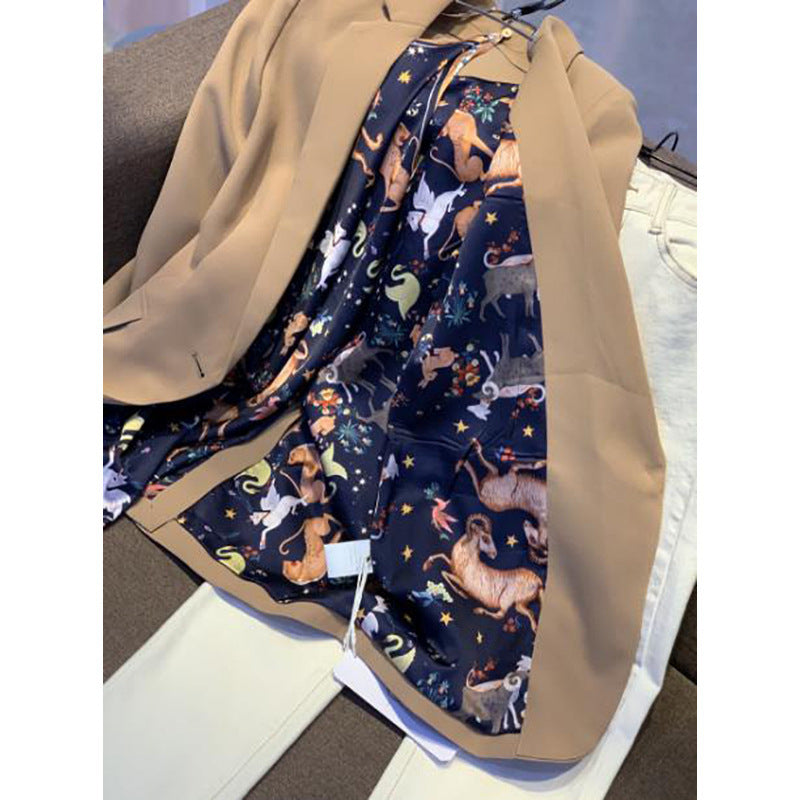 Blazer féminin ajusté avec des détails élégants en or Chic und Stil