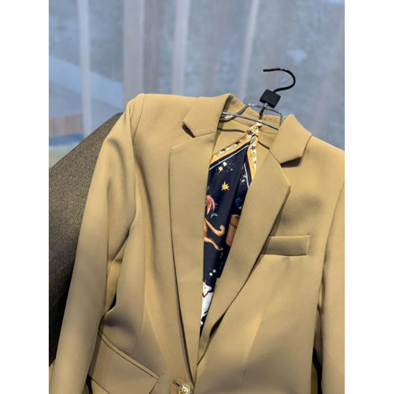 Blazer féminin ajusté avec des détails élégants en or Chic und Stil
