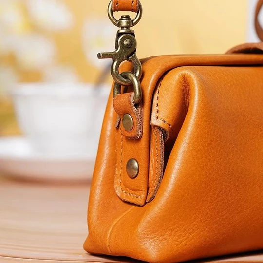 Chic and Style | Handmade retro bag made of genuine leather