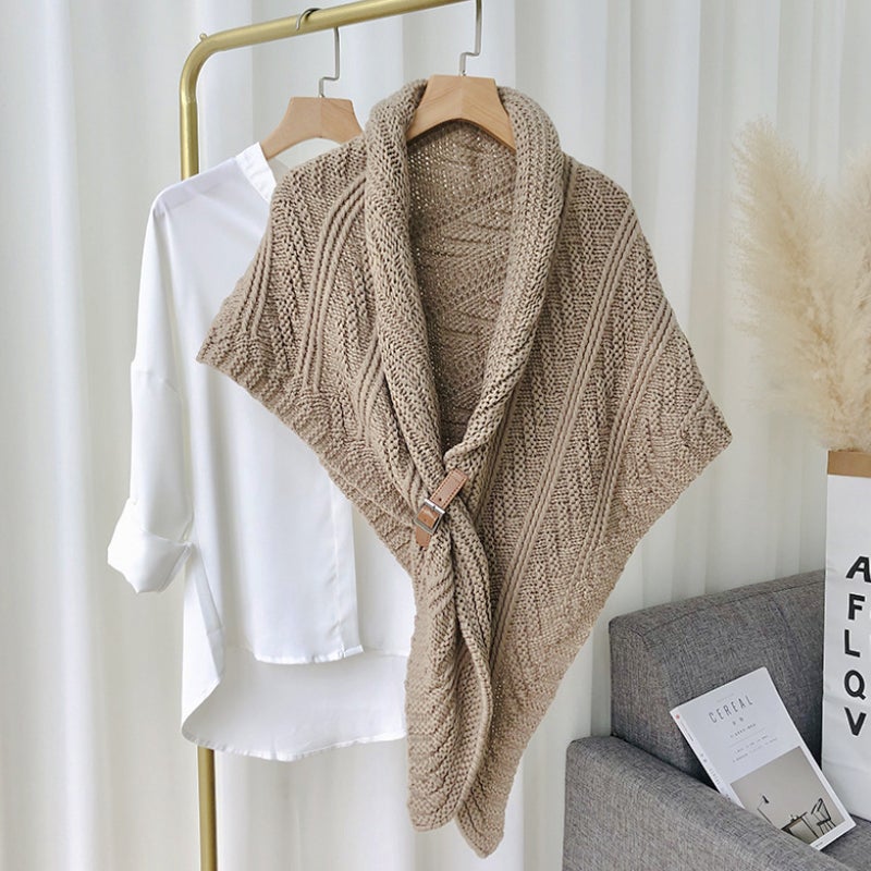 Chic und Stil | Écharpe en tricot triangle avec boucle en cuir