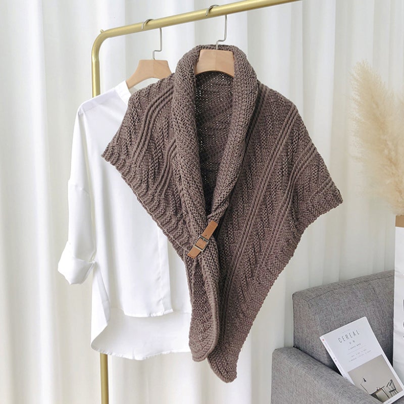 Chic und Stil | Écharpe en tricot triangle avec boucle en cuir