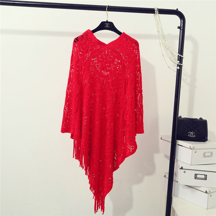 Crochet poncho for women with fringed edges and a fine openwork pattern Chic and Style
