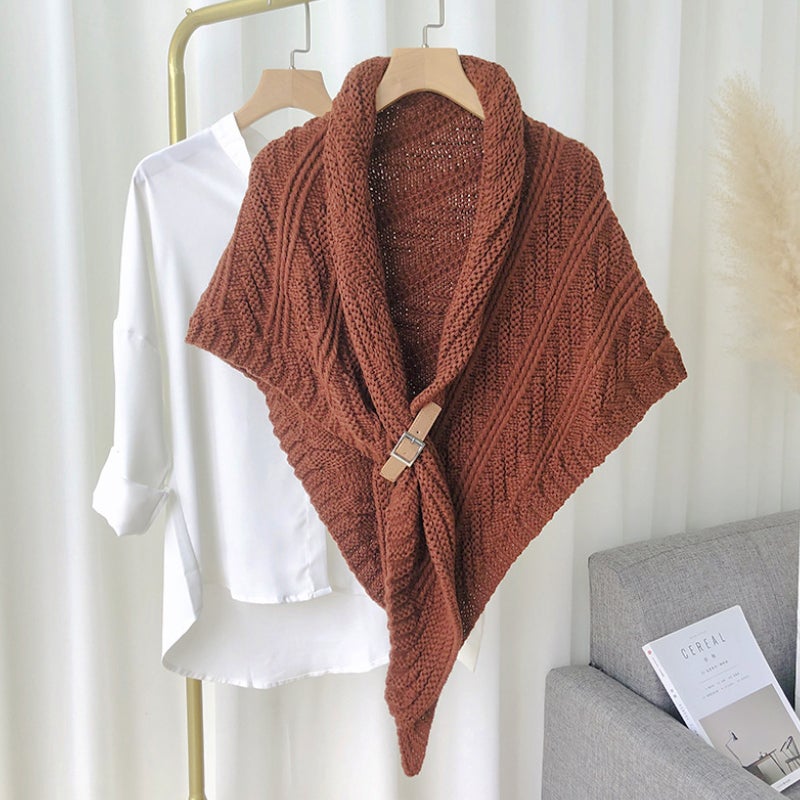 Chic und Stil | Écharpe en tricot triangle avec boucle en cuir