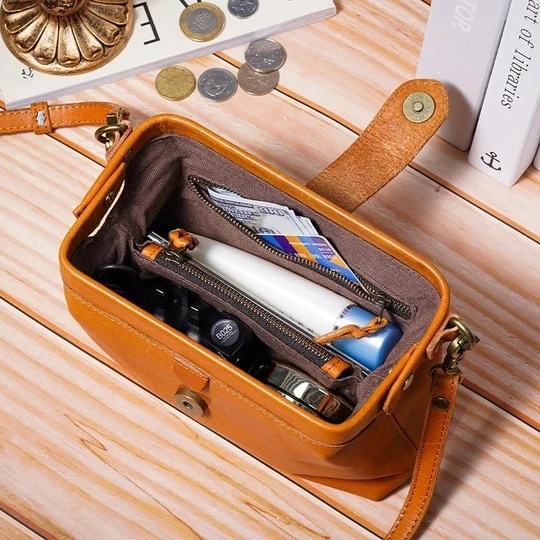 Chic and Style | Handmade retro bag made of genuine leather