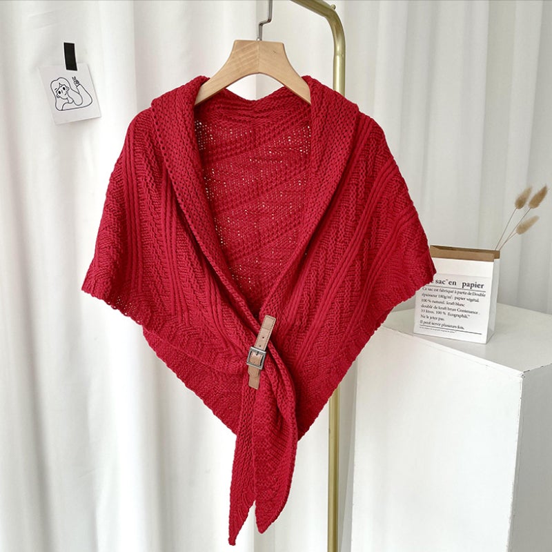 Chic und Stil | Écharpe en tricot triangle avec boucle en cuir