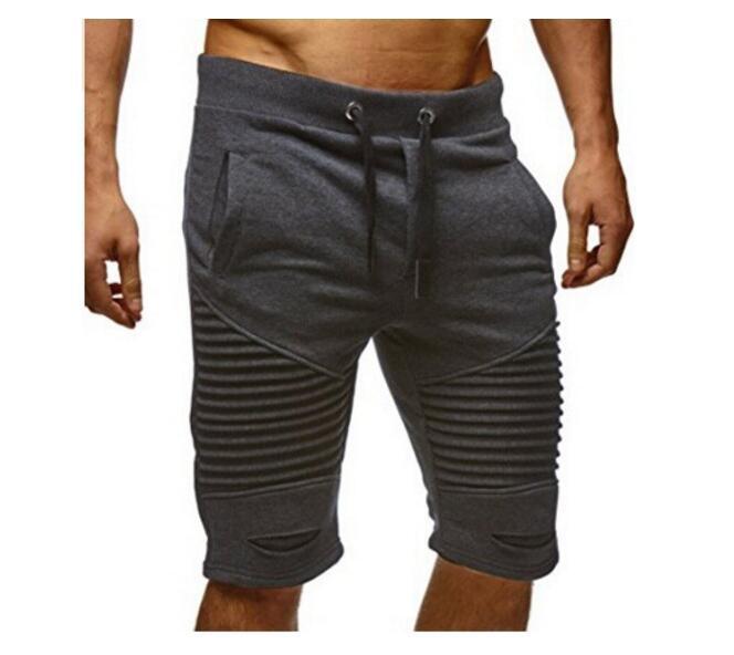 Shorts de sport pour hommes avec un design à bandes modernes et une taille élastique Chic und Stil