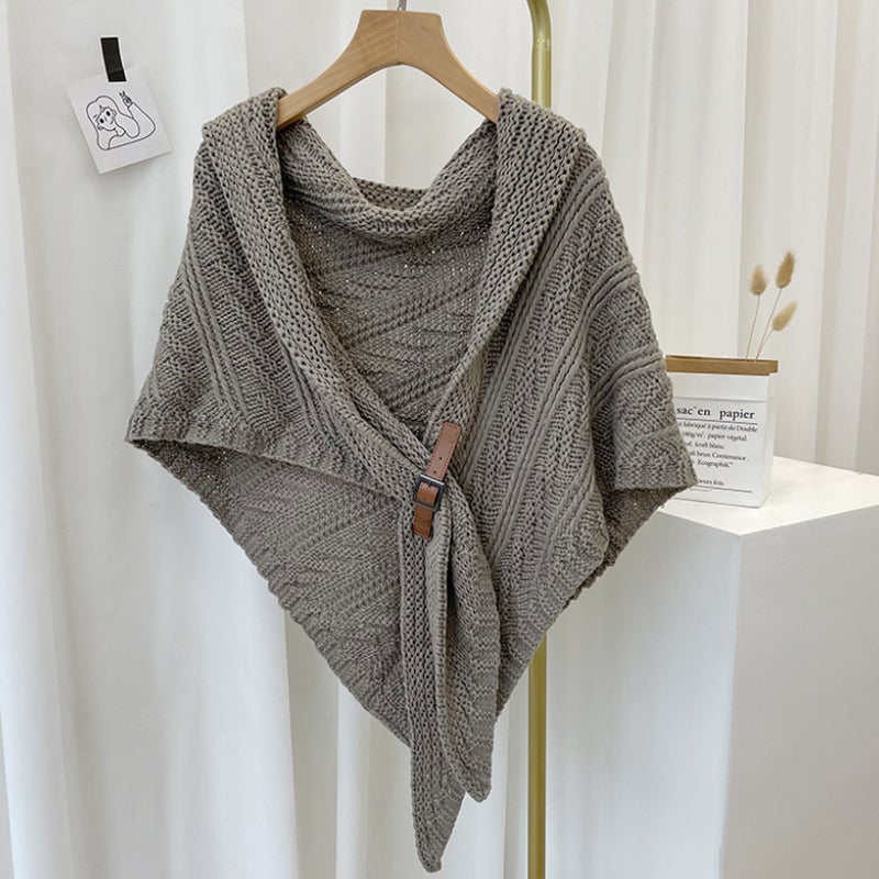 Chic und Stil | Écharpe en tricot triangle avec boucle en cuir