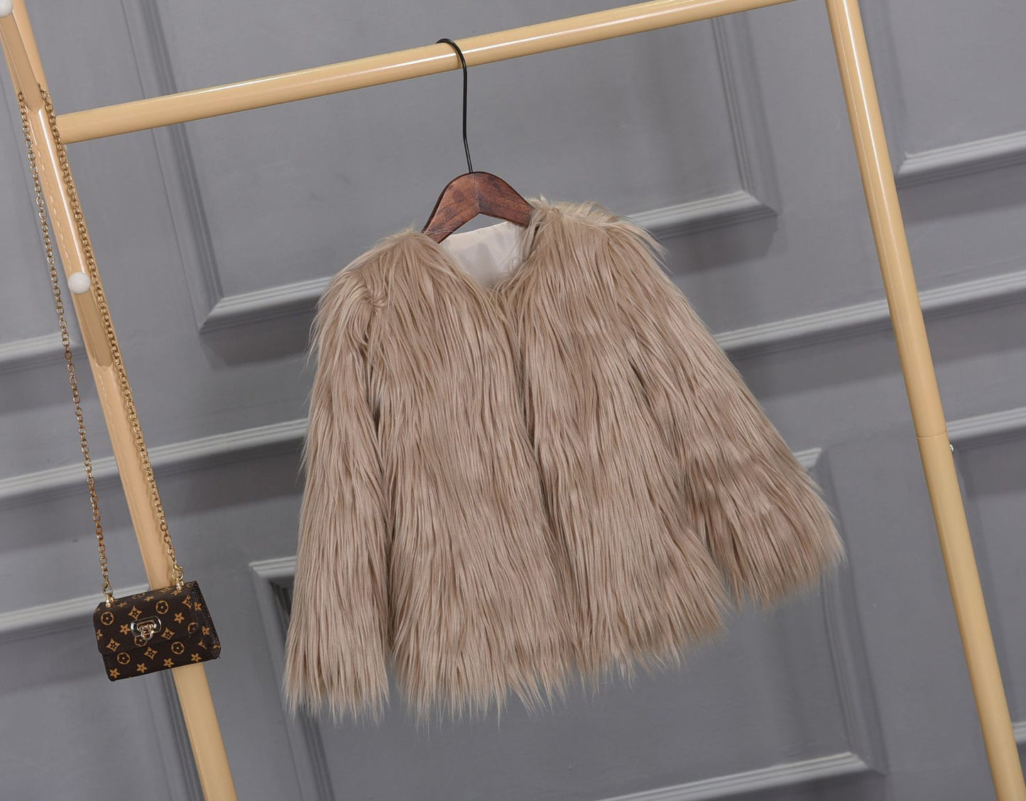 Veste en fausse fourrure féminine à coupe volumineuse Chic und Stil