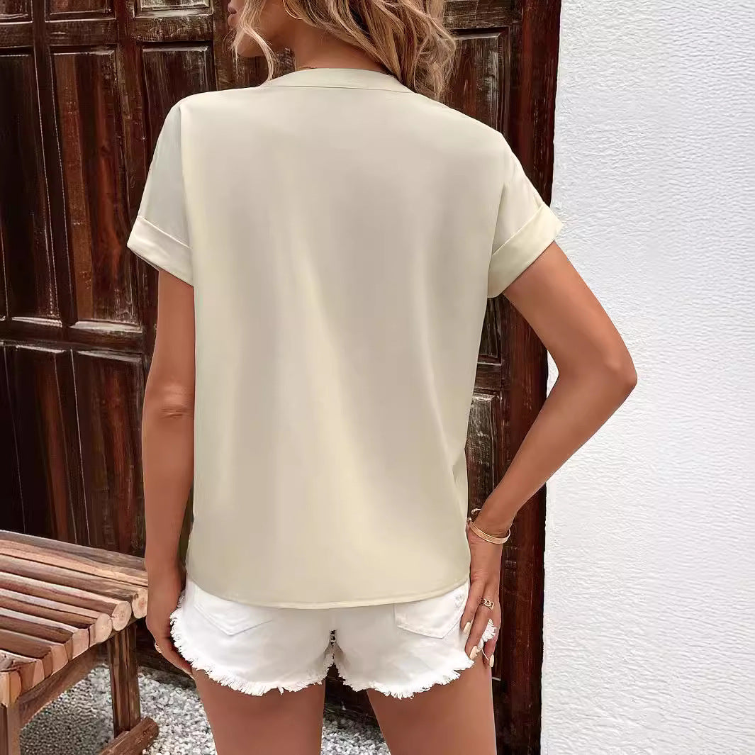 Chemisier à manches courtes pour femmes avec un design graphique moderne Chic und Stil