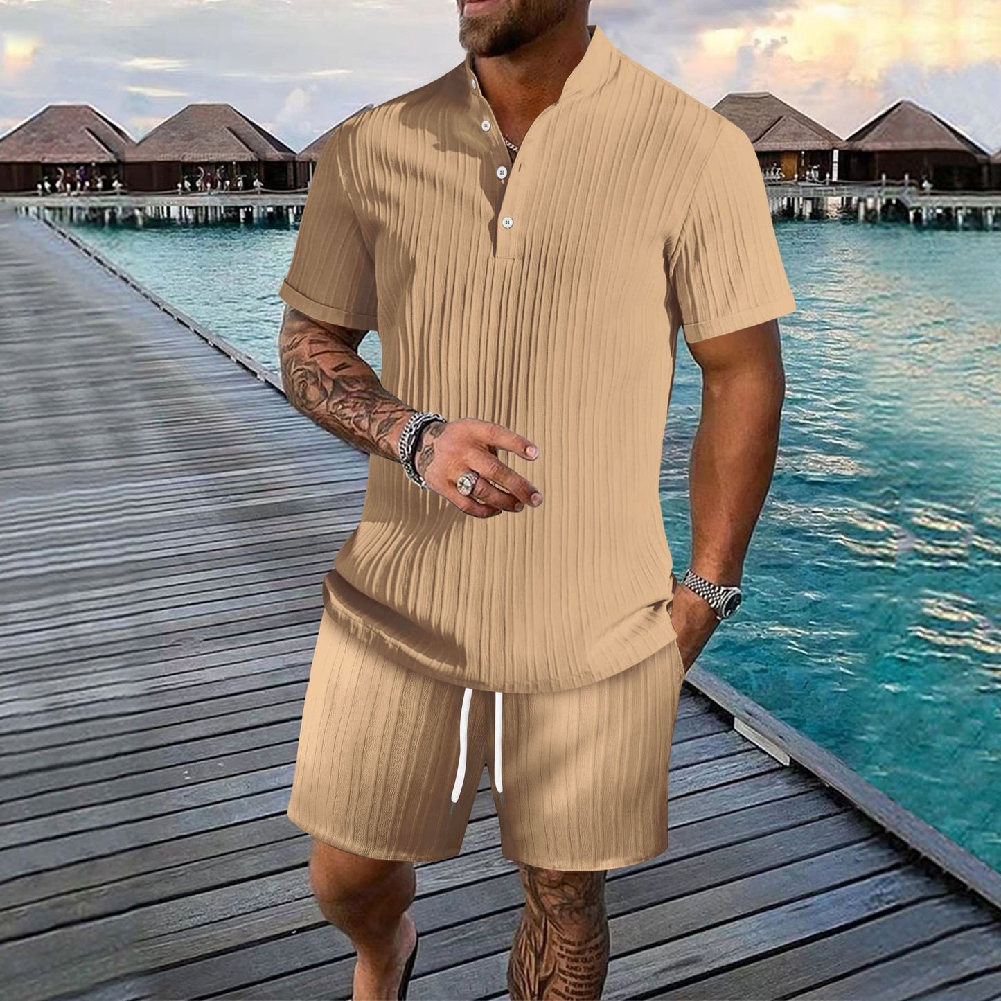 Chemise décontractée à manches courtes pour hommes avec design plissé et shorts assortis Chic und Stil