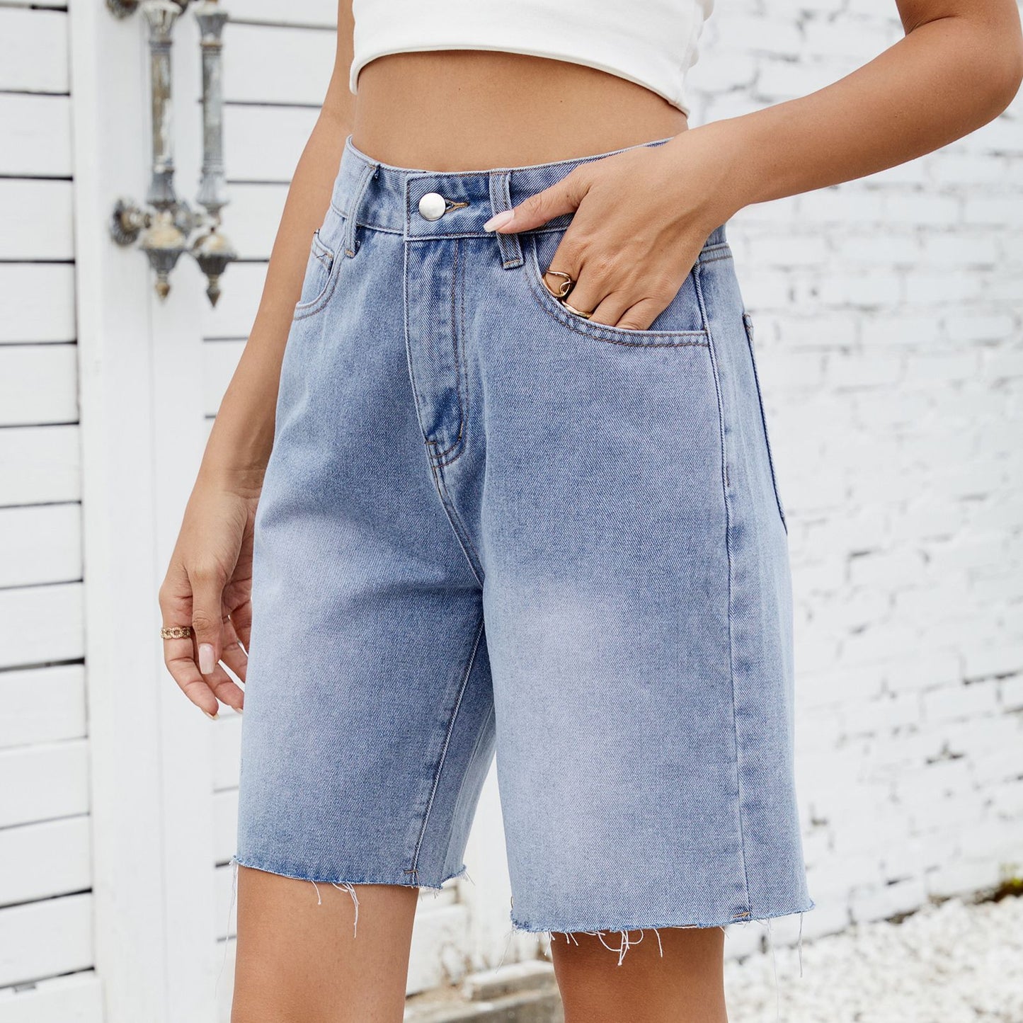 Women's denim shorts with a modern cut and fringed edge Chic und Stil