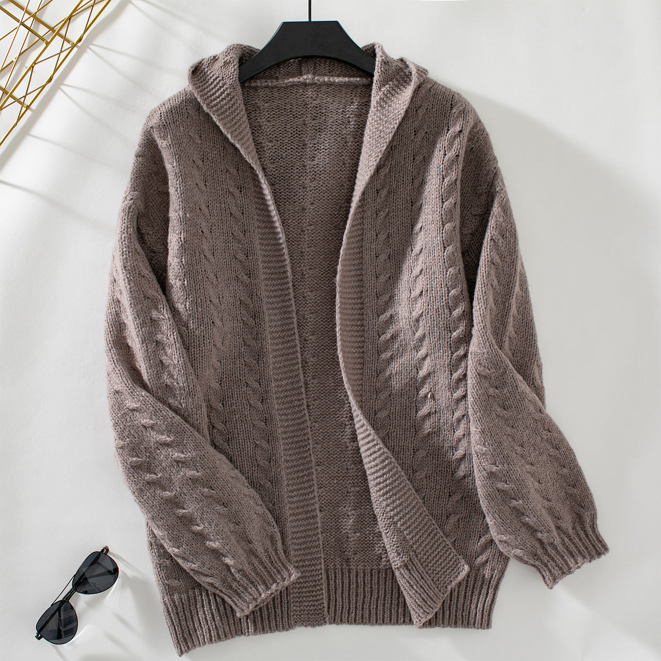 Veste en tricot pour femmes avec capuche et joli tricot en torsades Chic und Stil