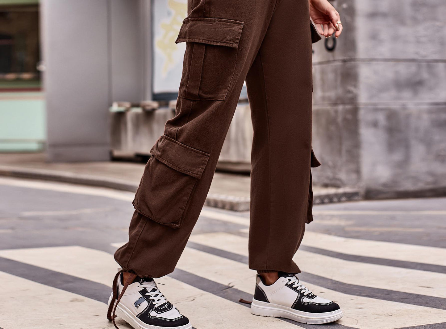 Cargo pants for women with an innovative cut and practical pockets Chic und Stil
