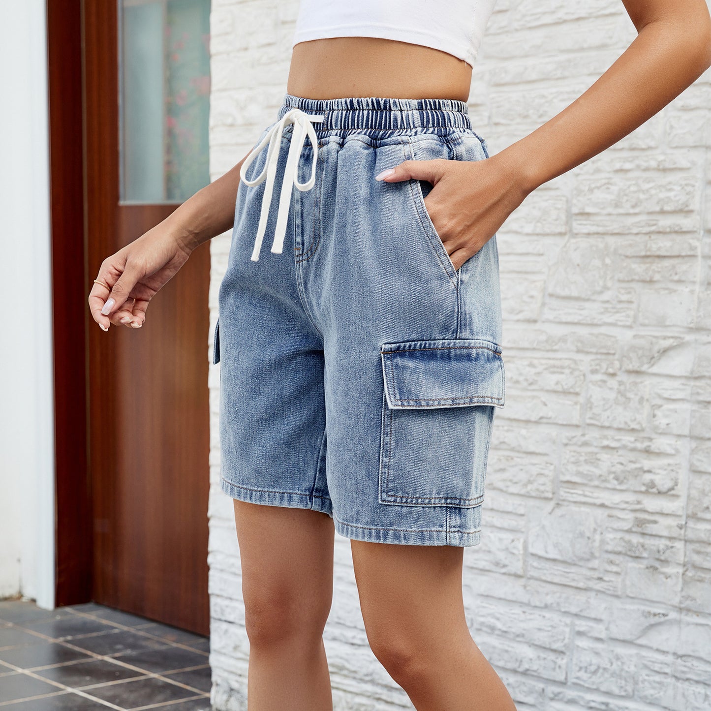 Women's cargo shorts with elastic waistband and practical side pockets Chic und Stil