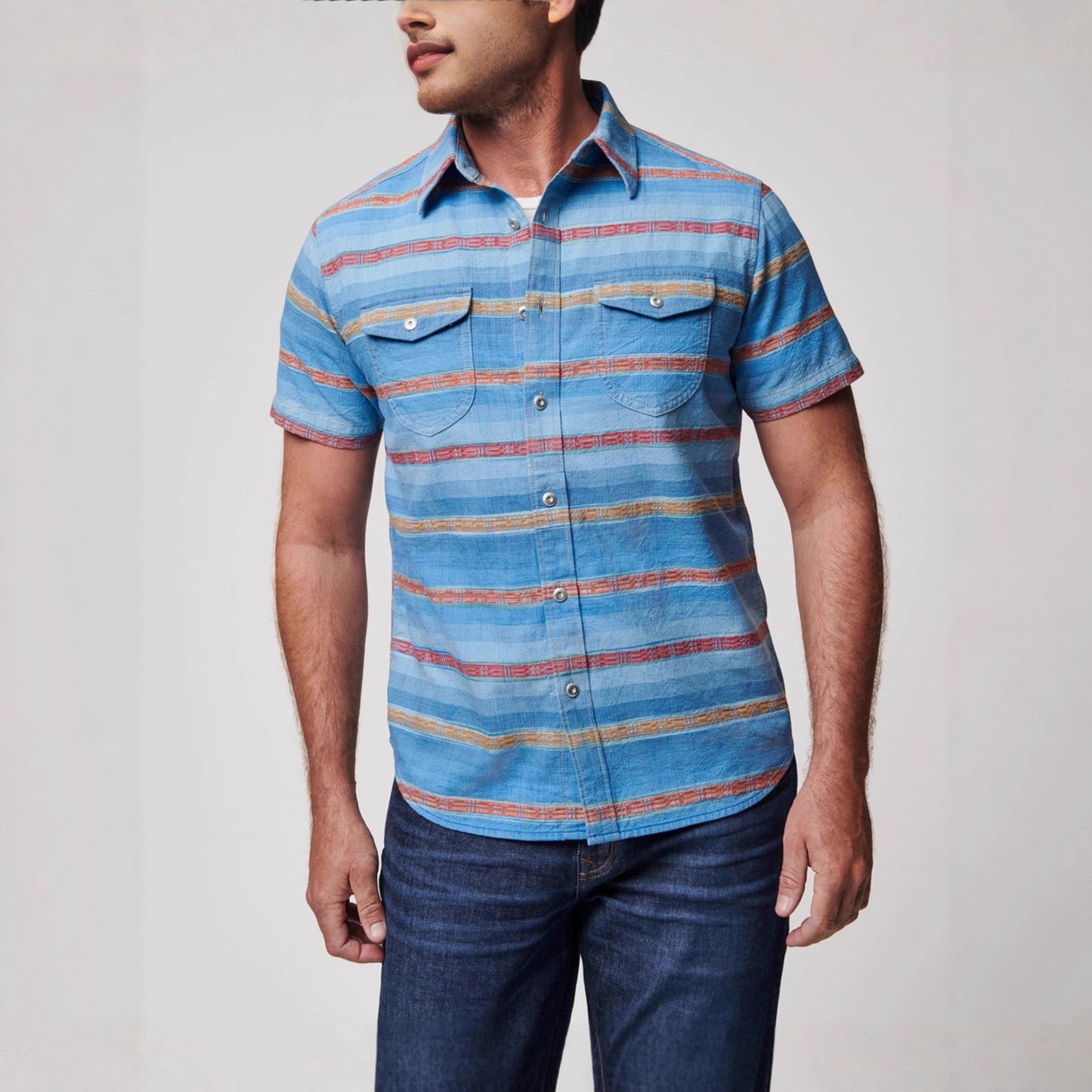 Chemise à manches courtes pour hommes avec des motifs rayés variés et des poches poitrine pratiques Chic und Stil