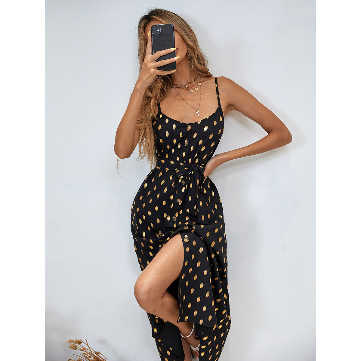 Robe maxi femme avec un détail de nœud ludique et une fente tendance Chic und Stil
