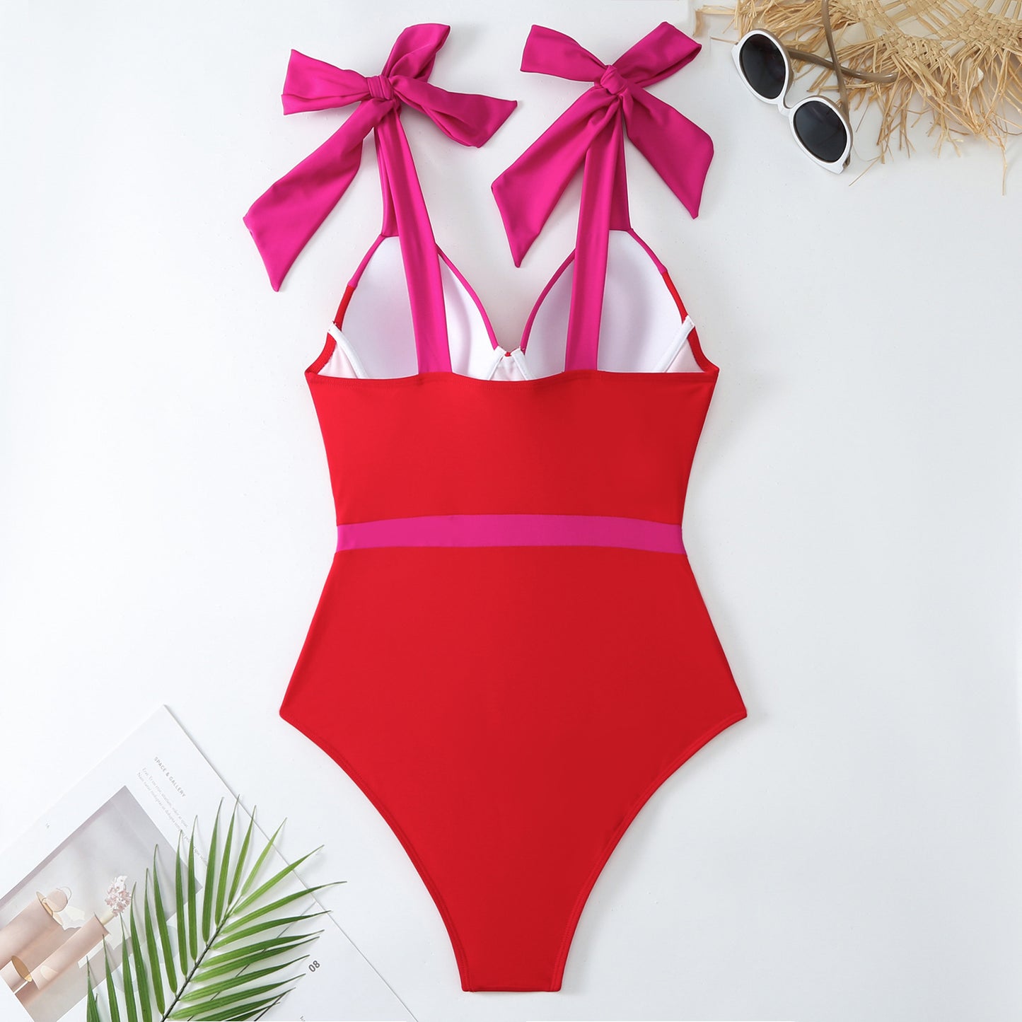 Maillot de bain femme avec une jolie jupe portefeuille et de jolis nœuds Chic und Stil