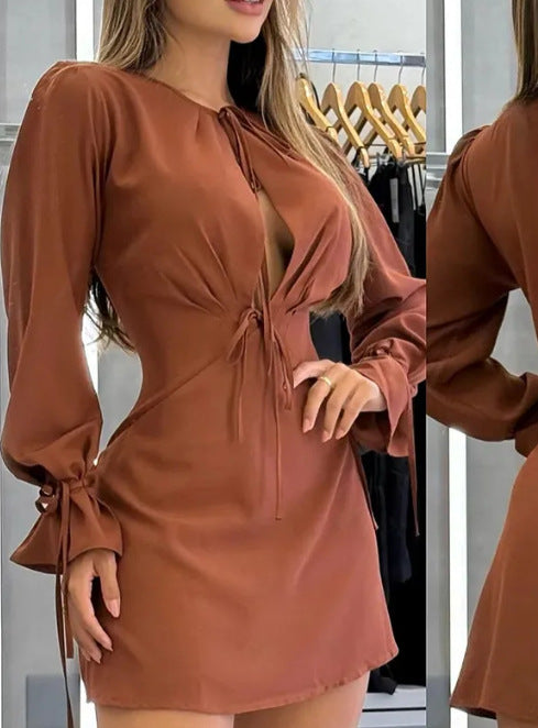 Robe mini intemporelle pour femmes avec décolleté en V profond et manches à nœuds Chic und Stil