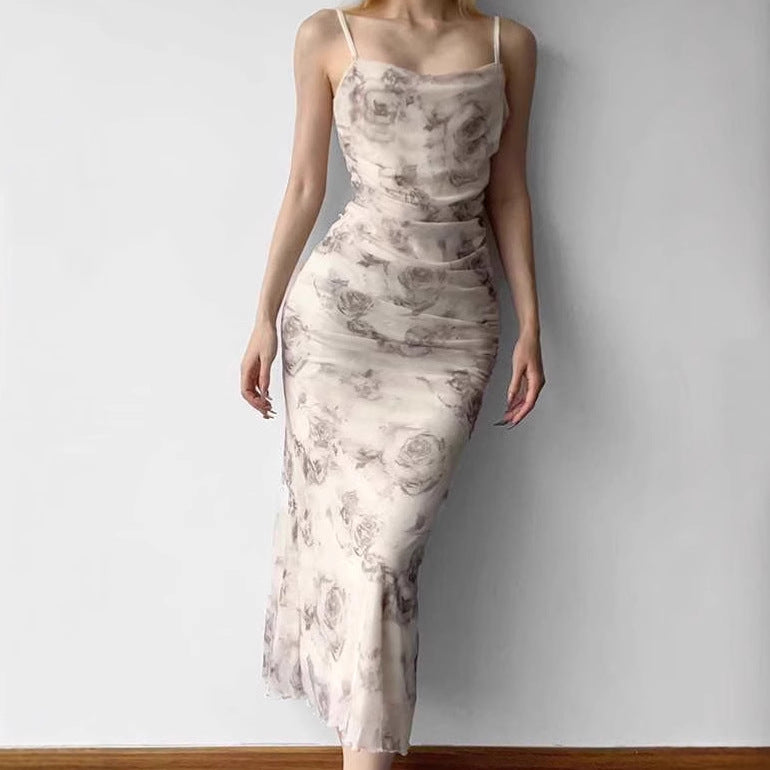 Robe maxi ajustée pour femmes avec des volants raffinés et un motif floral Chic und Stil