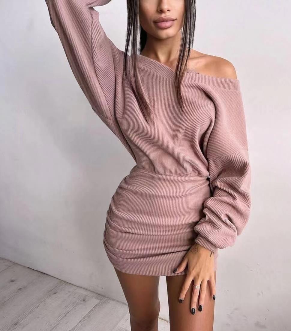 Robe portefeuille pour femmes avec une coupe asymétrique et des détails en volants Chic und Stil