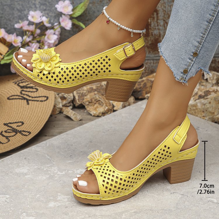 Sabots pour femmes avec un détail floral décoratif et une surface perforée Chic und Stil