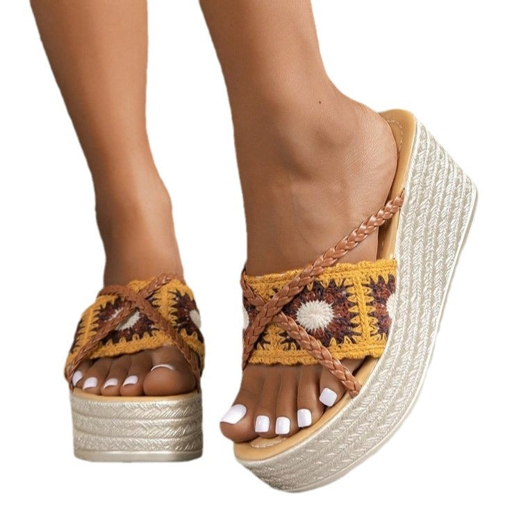 Sandales compensées tendance pour dames avec une sangle tressée et un lit de pied confortable Chic und Stil