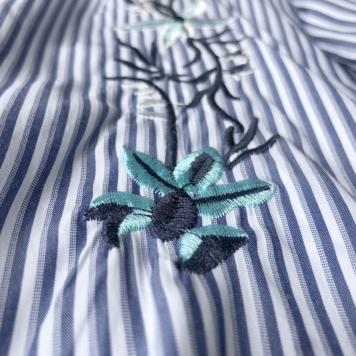 Chemise à boutons à rayures brodée pour femmes Chic und Stil