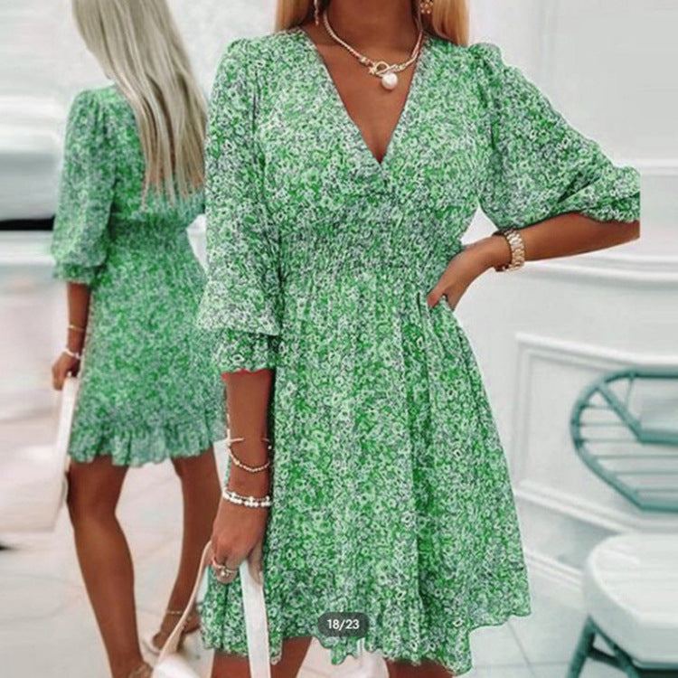 Robe mini à fleurs à taille froncée Chic und Stil