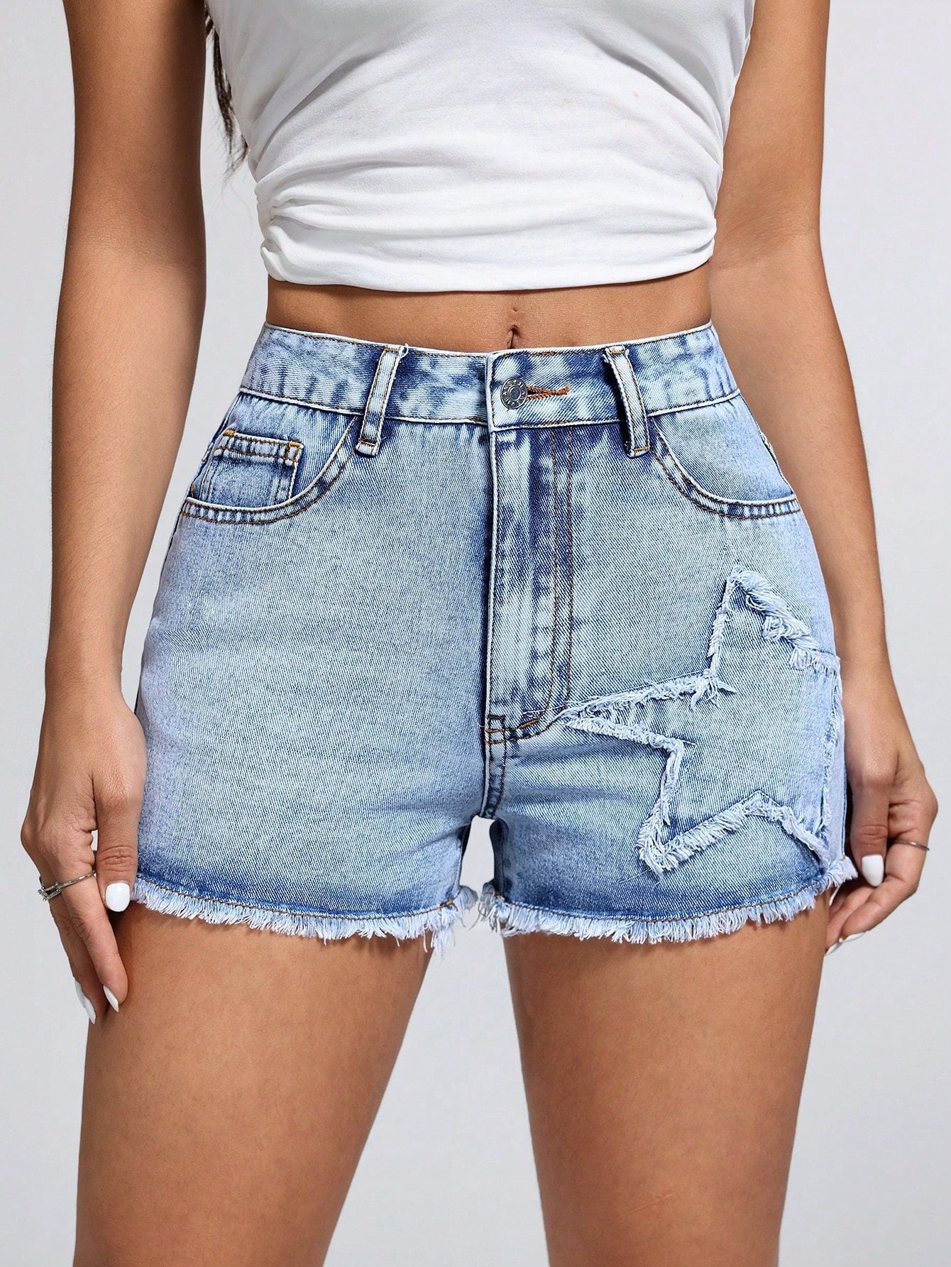 Shorts en denim pour femmes ajustés avec un détail étoilé à la mode et un ourlet effiloché Chic und Stil