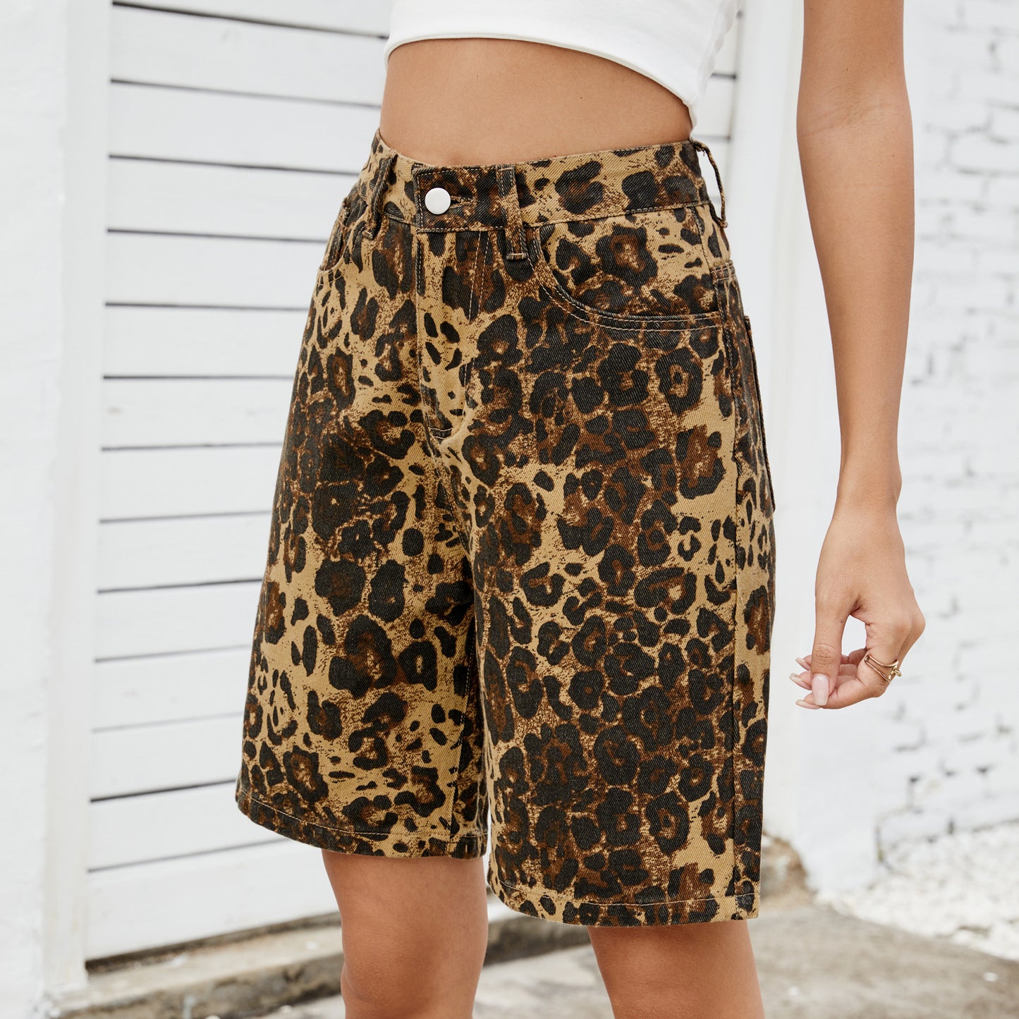 Women's cargo shorts in trendy animal print style, high waist and practical pockets Chic und Stil