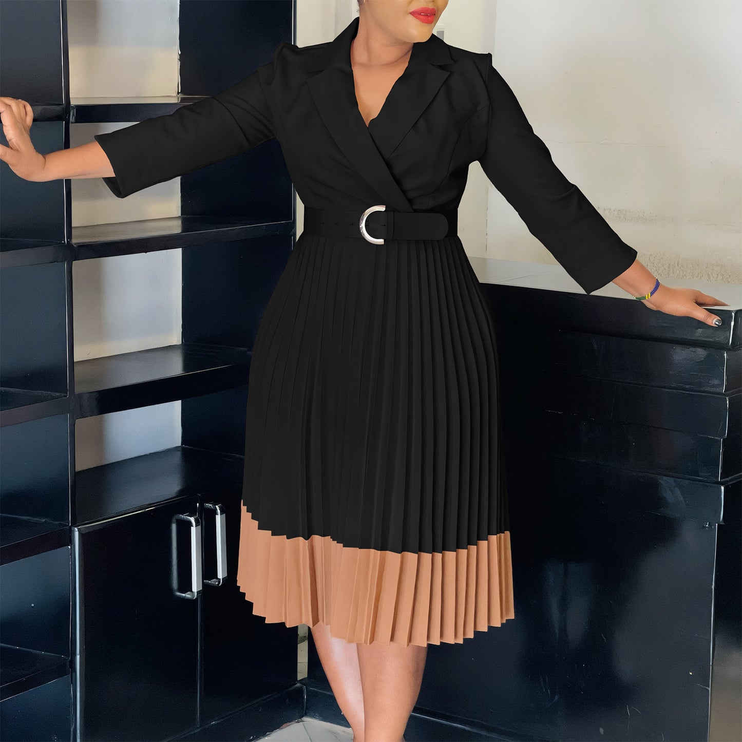 Robe plissée élégante pour femmes avec haut blazer cintré et ceinture Chic und Stil