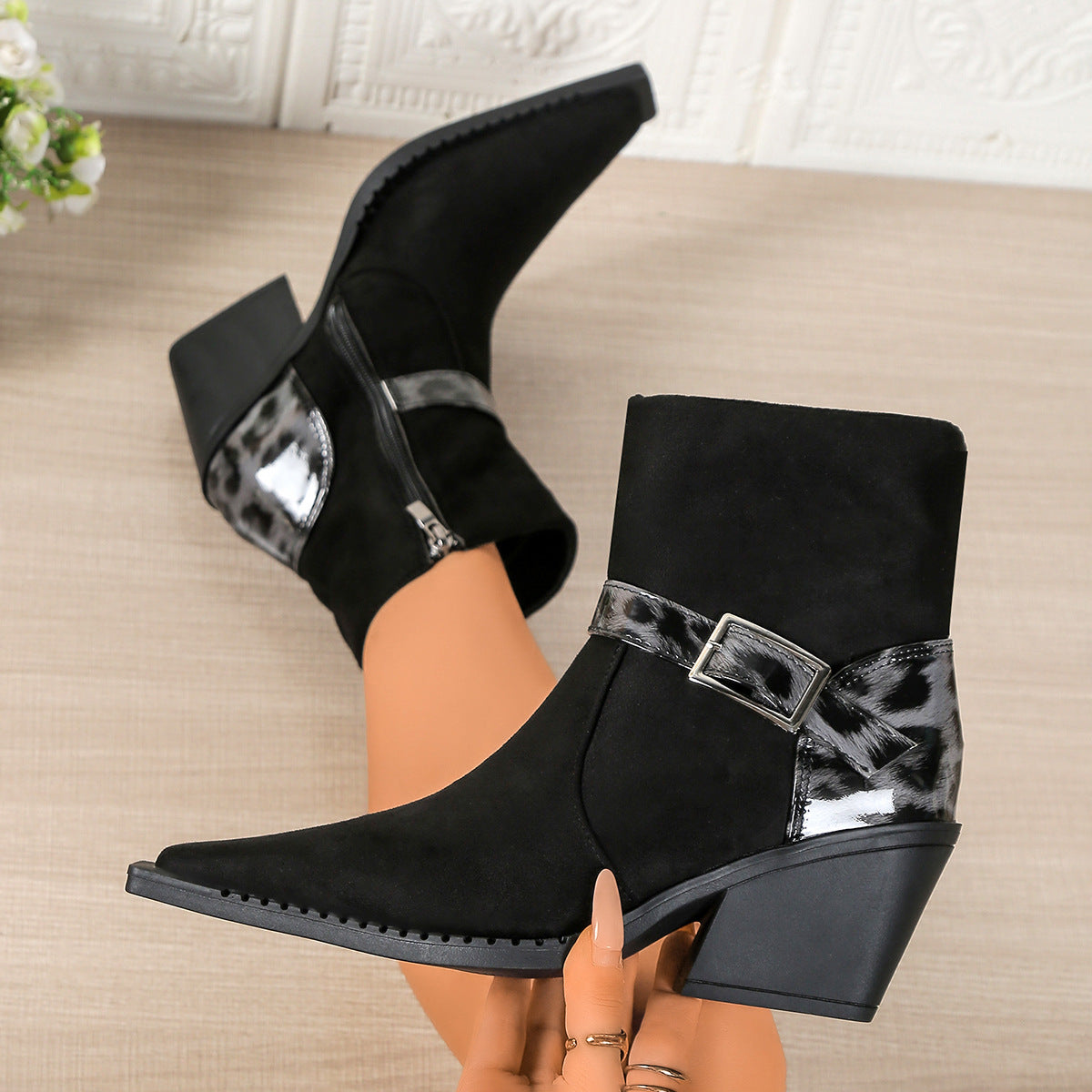 Bottes ankle élégantes pour dames avec un design moderne et des accents métalliques stylés Chic und Stil