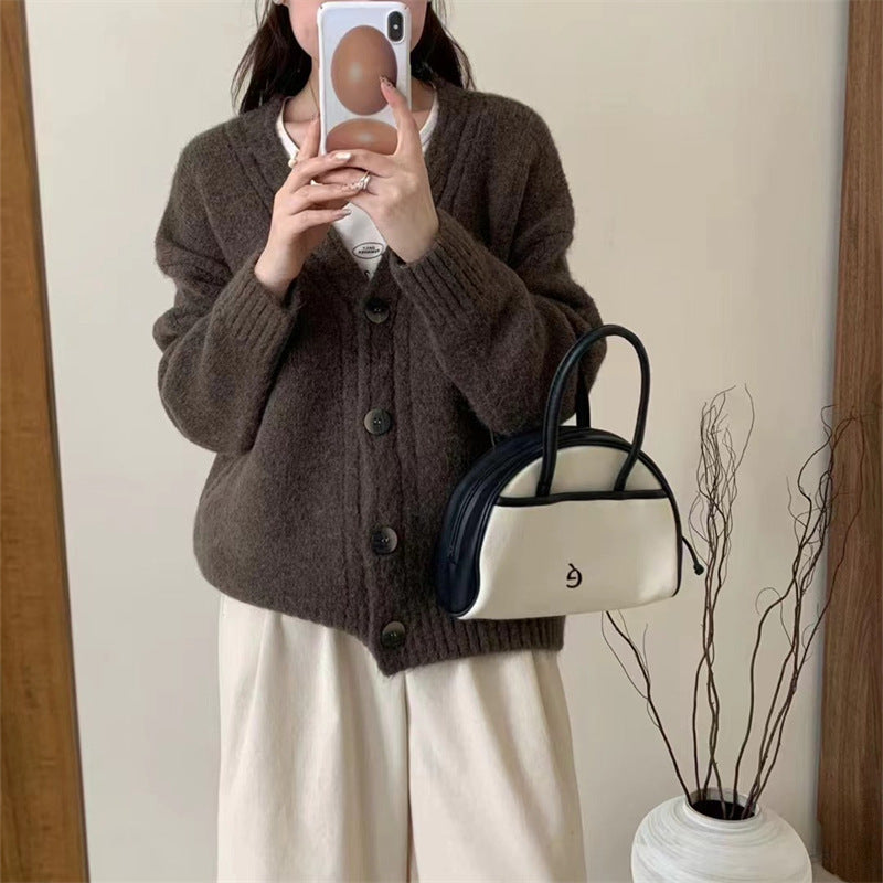 Dames Pull-over en tricot confortable avec un élégant décolleté en V et des détails de bouton Chic und Stil