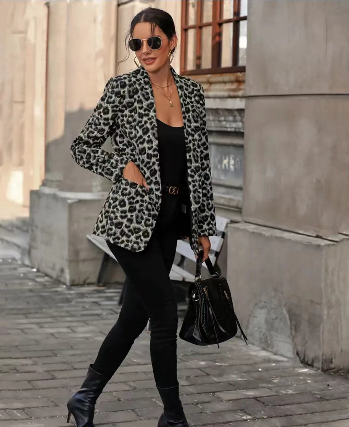 Blazer tendance pour femmes avec motif léopard et coupe cintrée Chic und Stil