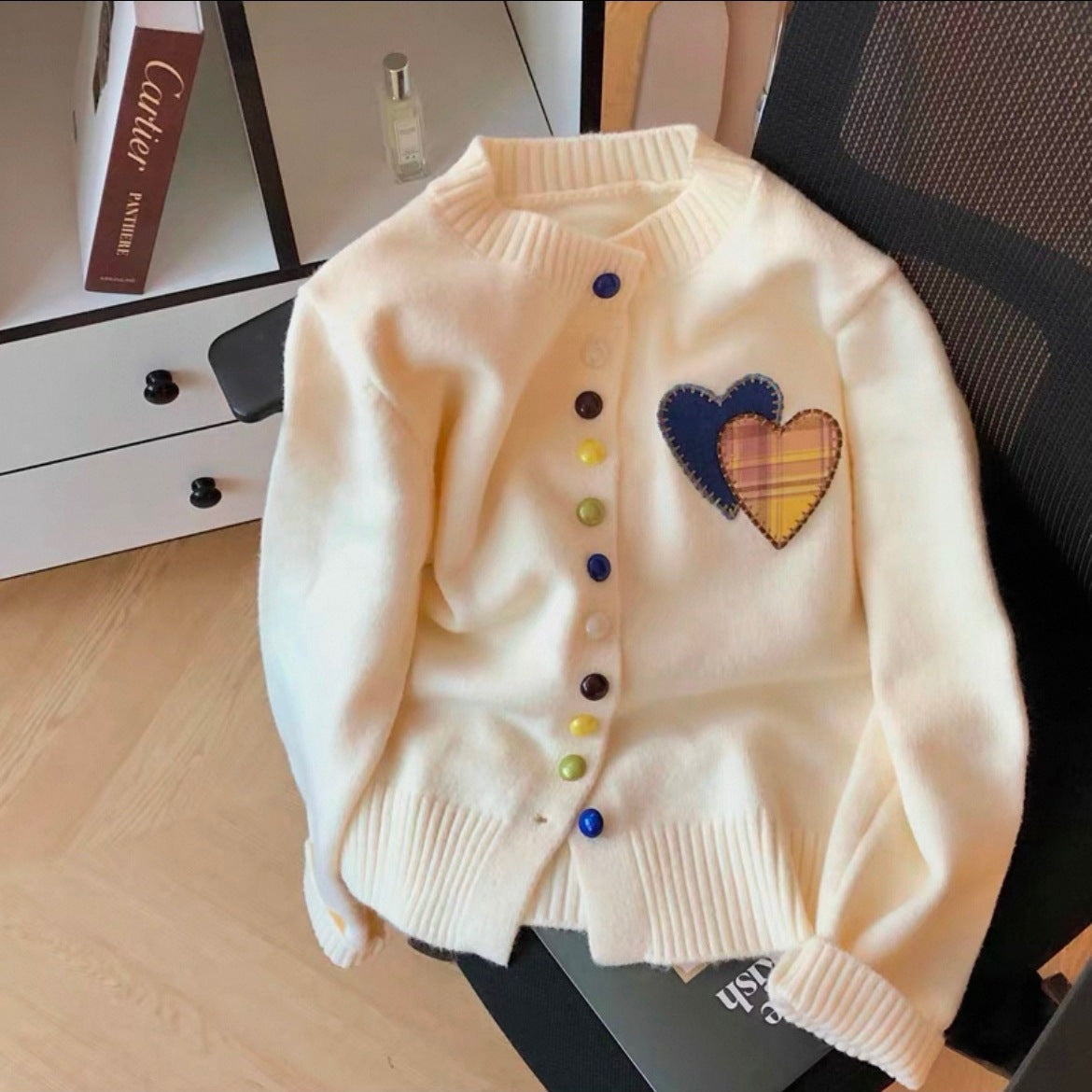 Cardigan pour femmes avec des appliqués en forme de cœur et des détails de boutons colorés Chic und Stil