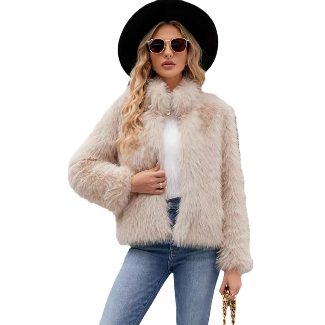 Luxurious short women's jacket in faux fur with a trendy collar Chic and Style