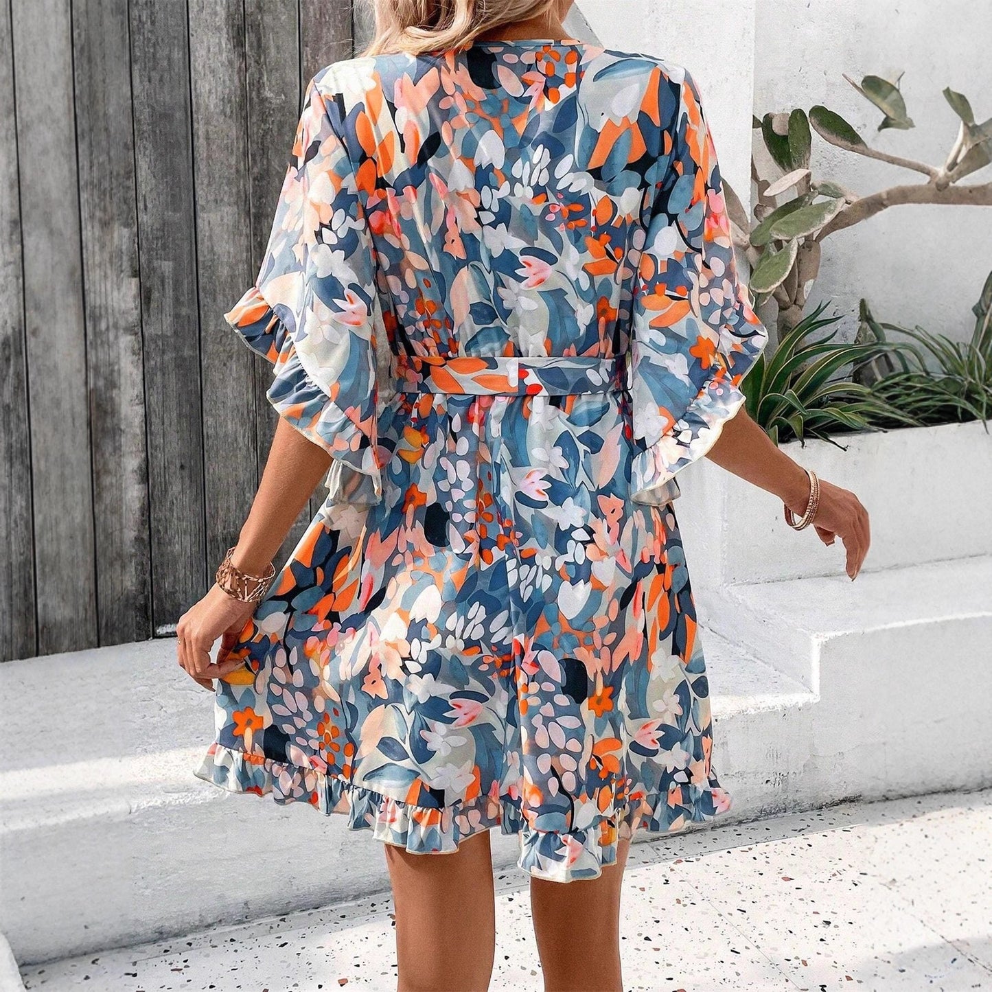Robe portefeuille pour femmes avec des détails à volants et un motif floral Chic und Stil