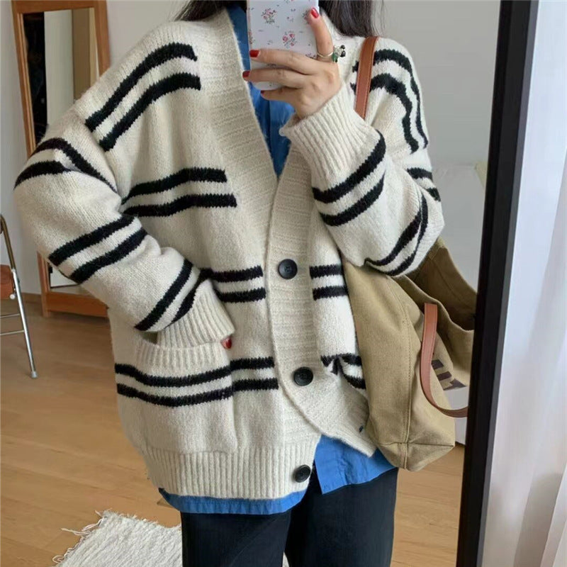 Cardigan en gros tricot pour femmes avec large revers et détails de boutons décoratifs Chic und Stil