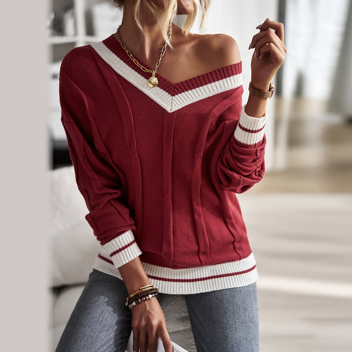 Casual women's top with off-shoulder cut and contrasting ribbed details Chic und Stil