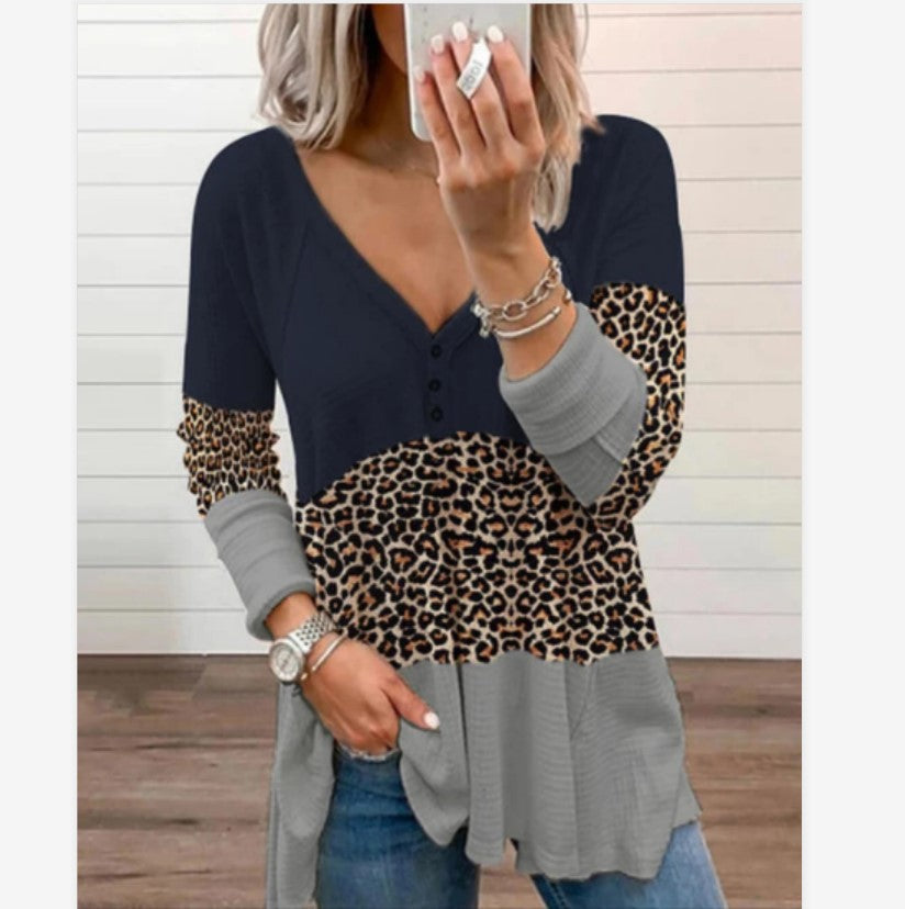 T-shirt à manches longues pour femmes avec motif animal et détails de boutons Chic und Stil