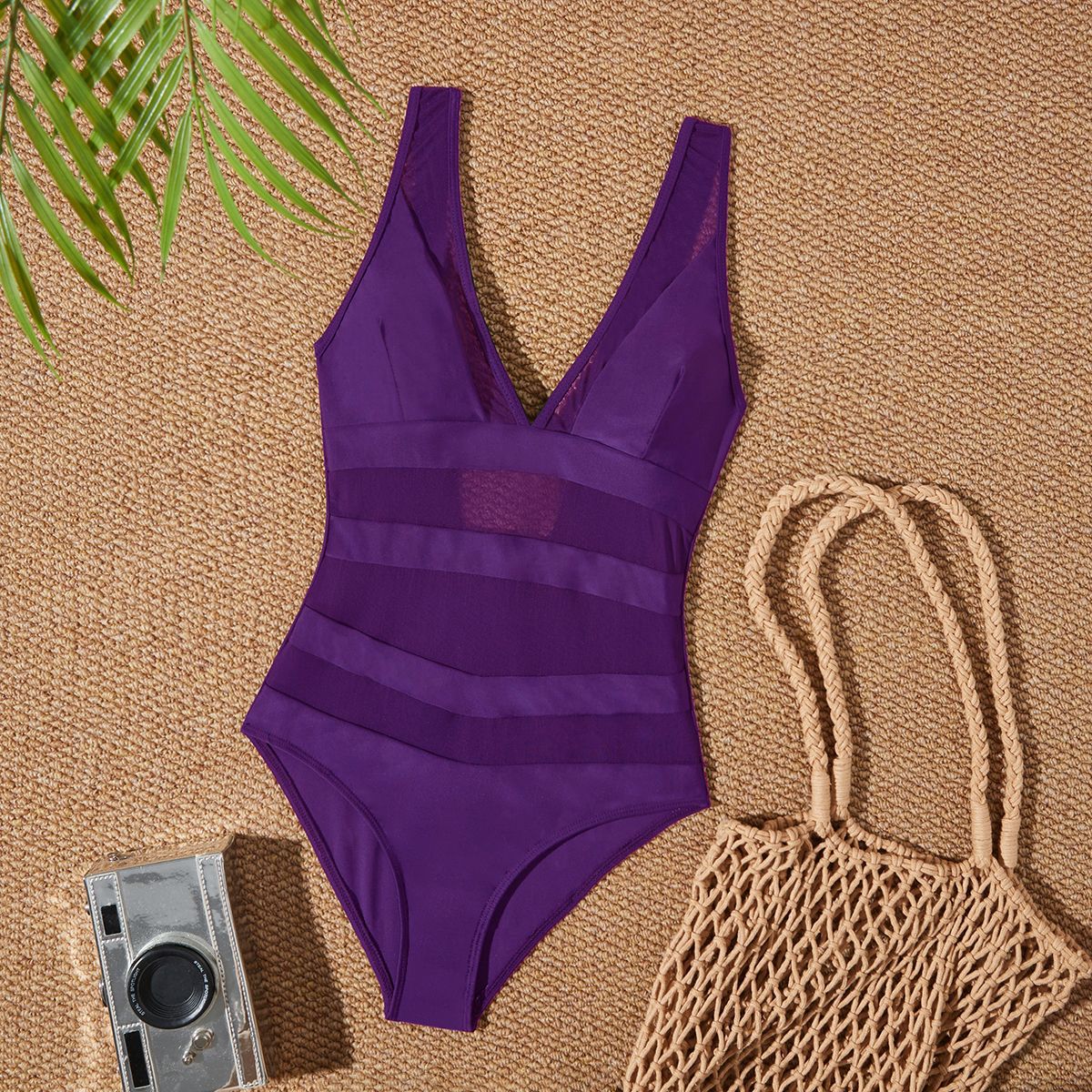 Maillot de bain designer pour femmes avec décolleté en V profond et inserts en mesh raffinés Chic und Stil